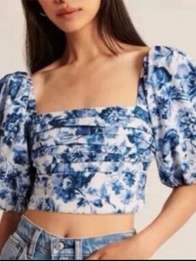 Abercrombie & Fitch Blue and White Floral Puff-Sleeve Crop Top Size M